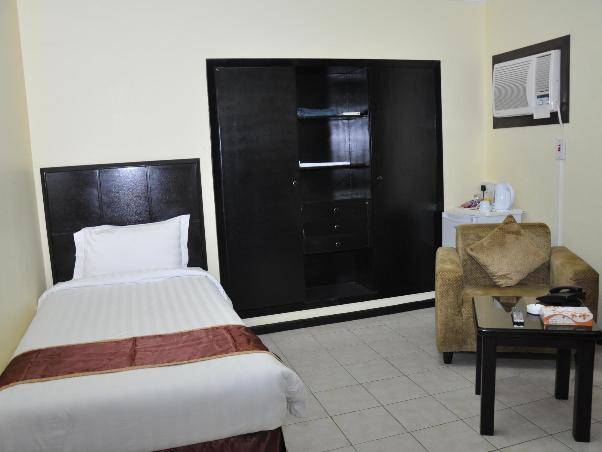 Oyo 411 Moon Hotel Dammam Bagian luar foto